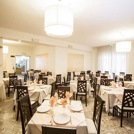 Hotel Marilonda Римини Екстериор снимка