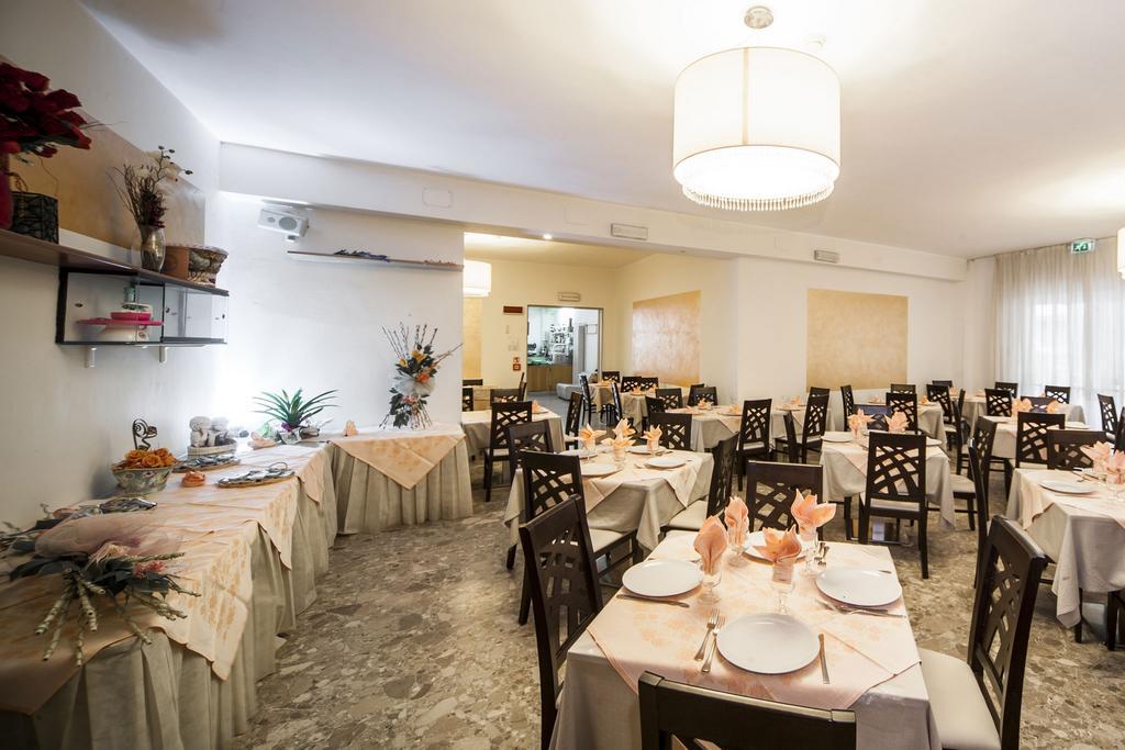 Hotel Marilonda Римини Екстериор снимка