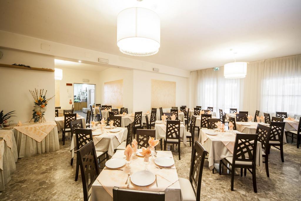 Hotel Marilonda Римини Екстериор снимка